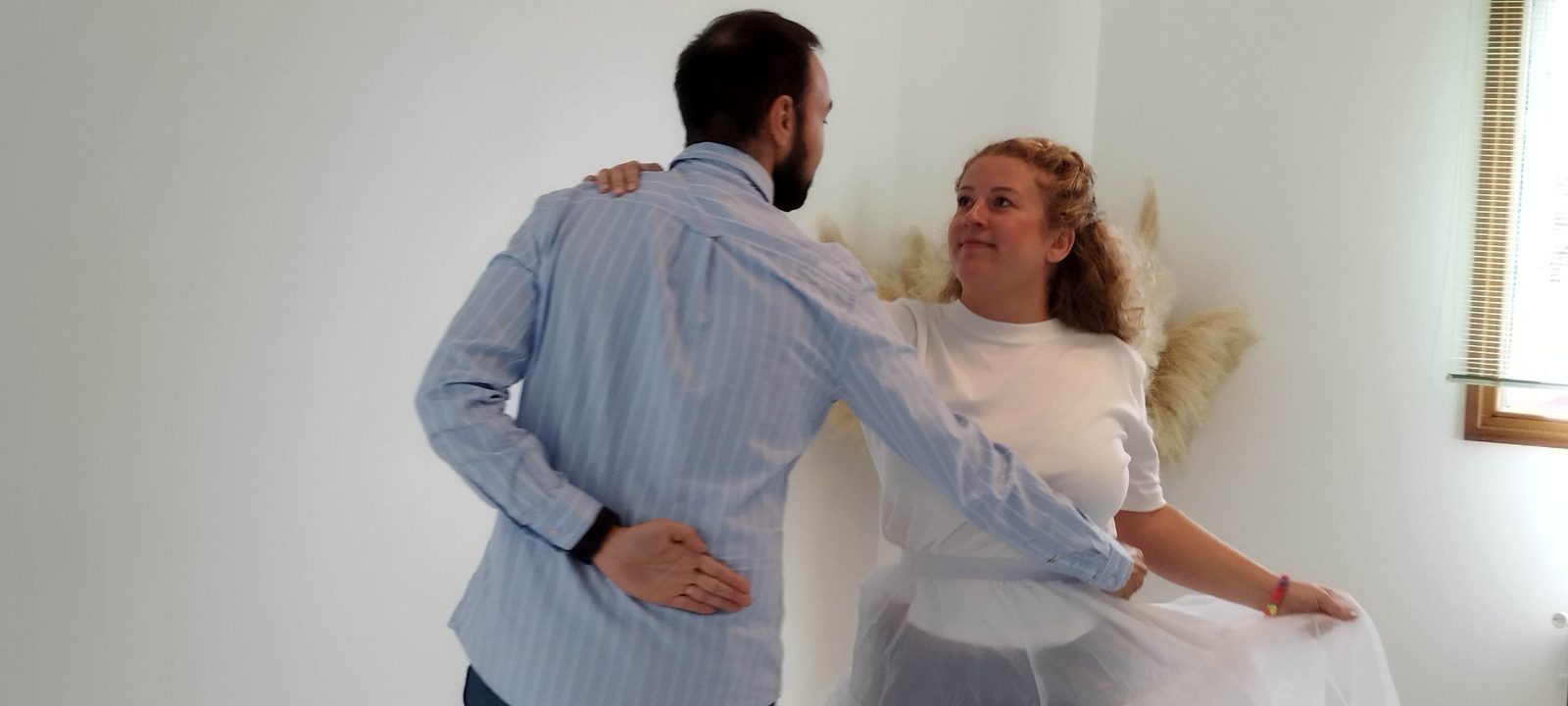 Gros plan d'un couple en répétition d'ouverture de bal, studio de Radinghem-en-Weppes près de Lille